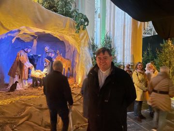 Plebaan Vincent Blom in de kerststal in 'zijn' kathedrale basiliek