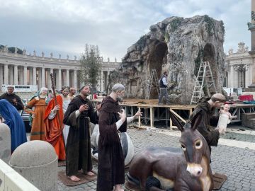 De kerststal op het Sint Pietersplein wordt afgebroken