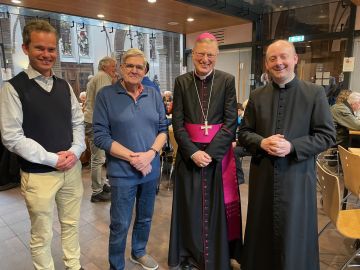 vlnr Vincent Borgonje, de Adelbertus Bierbrouwer en rechts de pastoor-deken