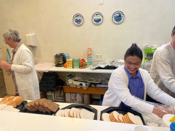 Vrijwilligers aan het werk om de lunch voor te bereiden voor de familiedag