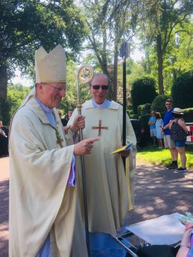 Met pastoor Jan Vriend tijdens de Sint Jansprocessie