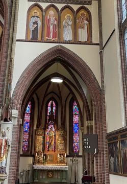 In de kerk zijn heiligen van onze tijd afgebeeld (bovenin): Titus Brandsma, P. Johannes Paulus II en Mr Teresa