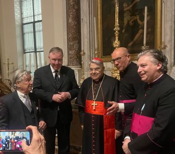 Kardinaal Semeraro met de Nederlandse delegaat en vice-delegaat en mgr. Arnaldo Morandi
