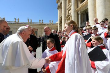 Paus Franciscus begroet het koor van de kathedraal (vorig jaar)