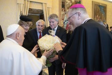 De overhandiging van de 'Fratelli Tutti' tulp