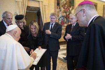 De paus tekent het certificaat waardoor de tulp officieel de naam Fratelli Tutti krijgt