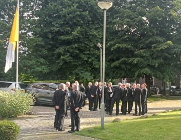 De Broederschap van het H. Sacrament wacht op het begin van de intochtsprocessie De Broederschap van het H. Sacrament wacht op het begin van de intochtsprocessie