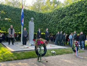 Dodenherdenking bij monument naast de kathedraal