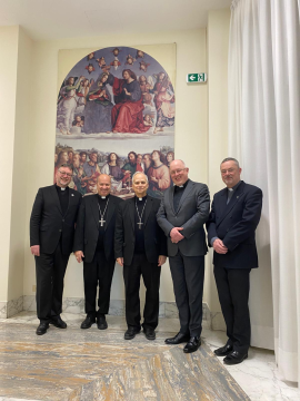 Een foto van begin dit jaar. Kardinaal Prevost temidden van priesters van ons bisdom